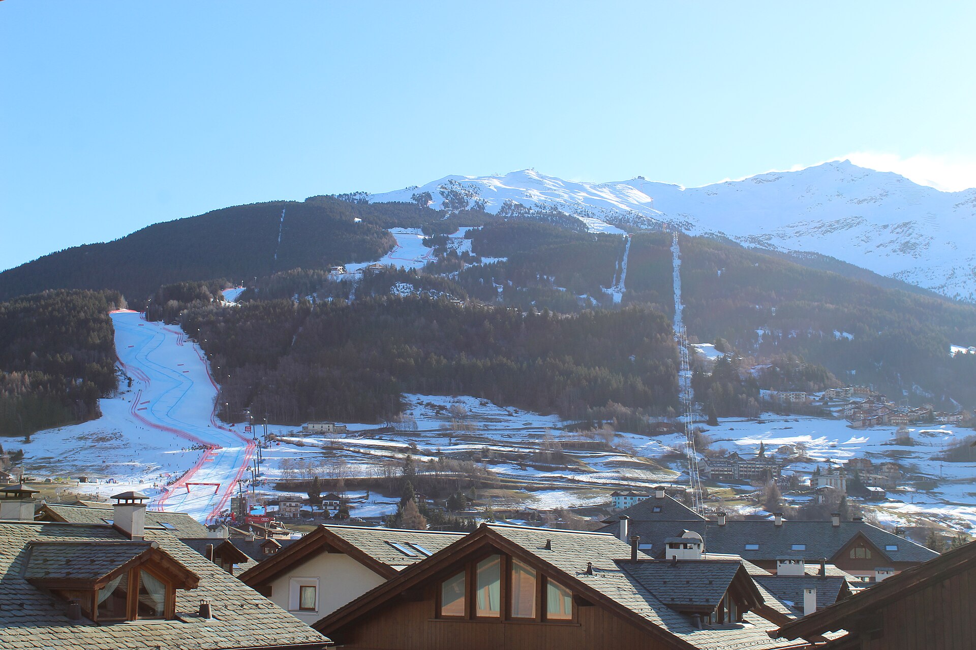 De Pista Stelvio en skigebied boven de daken van Bormio